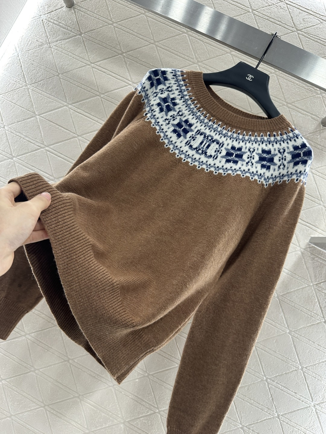 ♥Celin*♥2025新品上架
  重工钩花圆领套头毛衣
定制YB羊绒羊毛针织材质 质感高级 舒适柔软