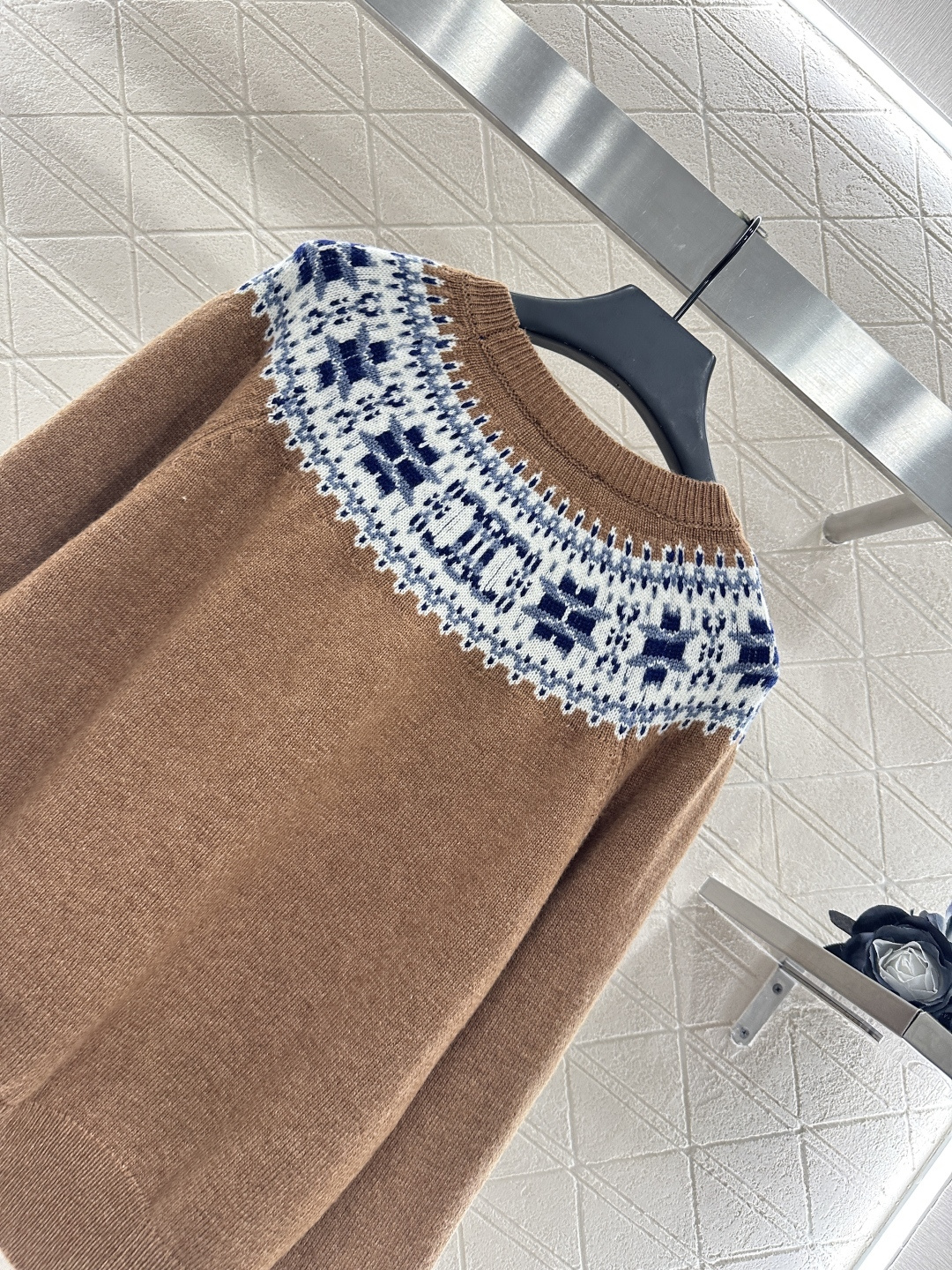 ♥Celin*♥2025新品上架
  重工钩花圆领套头毛衣
定制YB羊绒羊毛针织材质 质感高级 舒适柔软