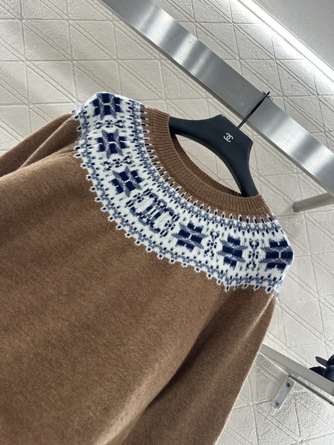 ♥Celin*♥2025新品上架
  重工钩花圆领套头毛衣
定制YB羊绒羊毛针织材质 质感高级 舒适柔软