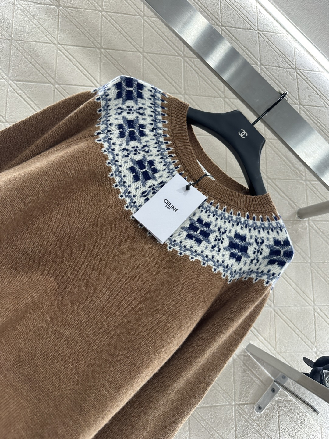 ♥Celin*♥2025新品上架
  重工钩花圆领套头毛衣
定制YB羊绒羊毛针织材质 质感高级 舒适柔软