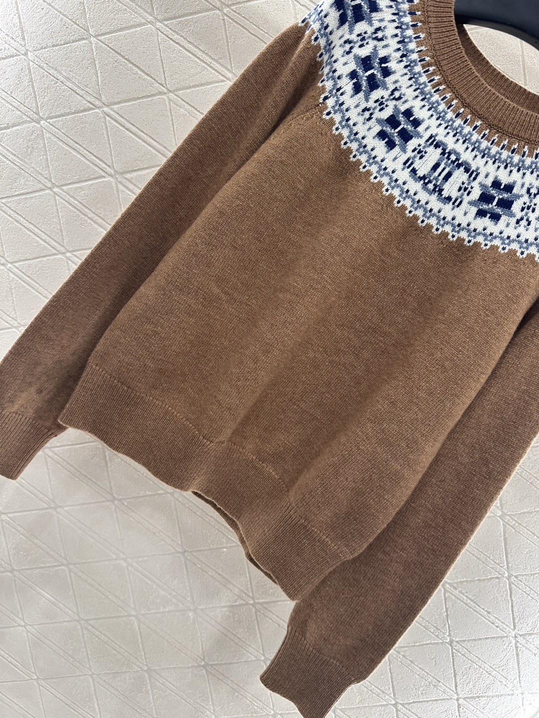 ♥Celin*♥2025新品上架
  重工钩花圆领套头毛衣
定制YB羊绒羊毛针织材质 质感高级 舒适柔软