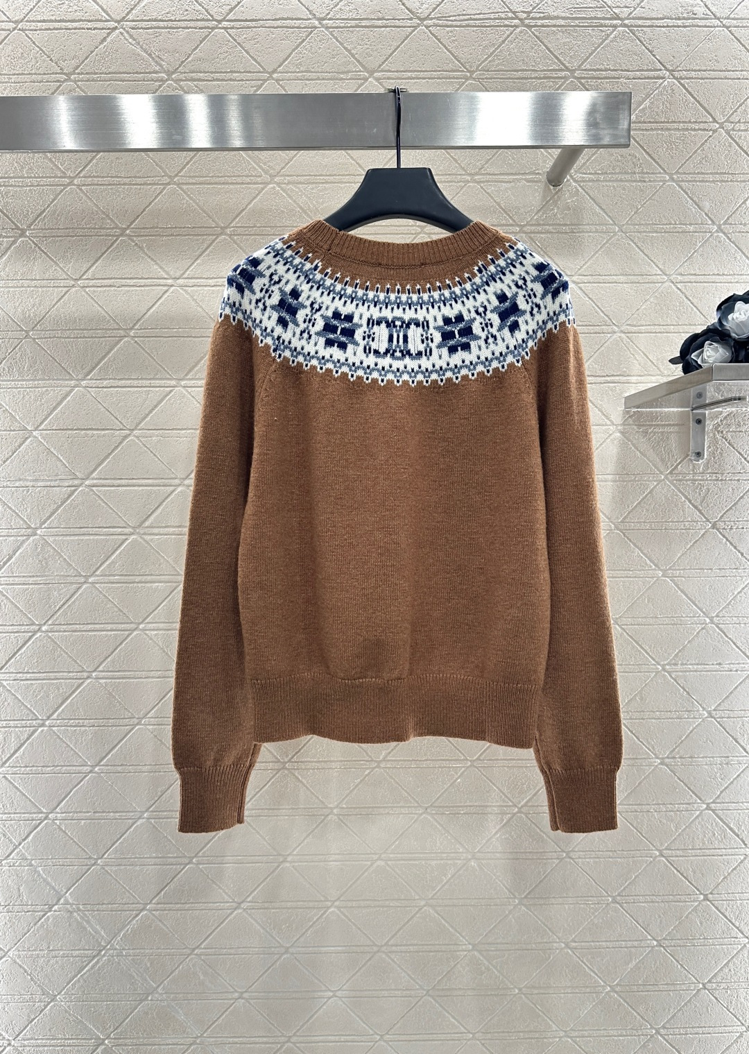 ♥Celin*♥2025新品上架
  重工钩花圆领套头毛衣
定制YB羊绒羊毛针织材质 质感高级 舒适柔软