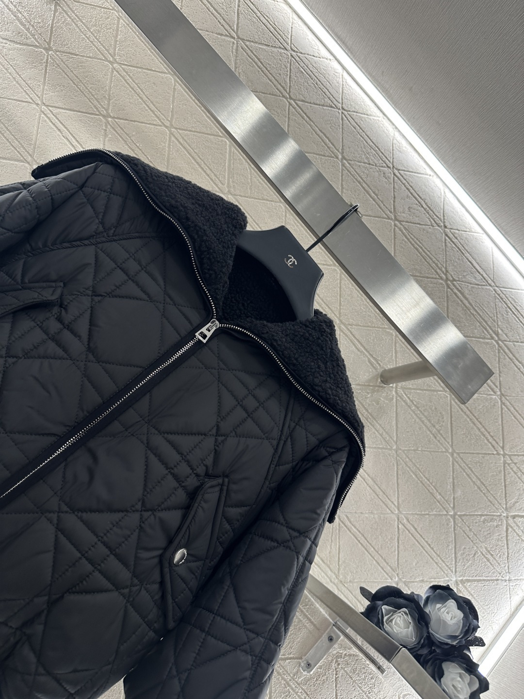 ♥Dio*♥2025新品上架
  羊羔毛内里菱格外套
定制YB防风防水尼龙➕羊羔毛材质 质感舒适 保暖时