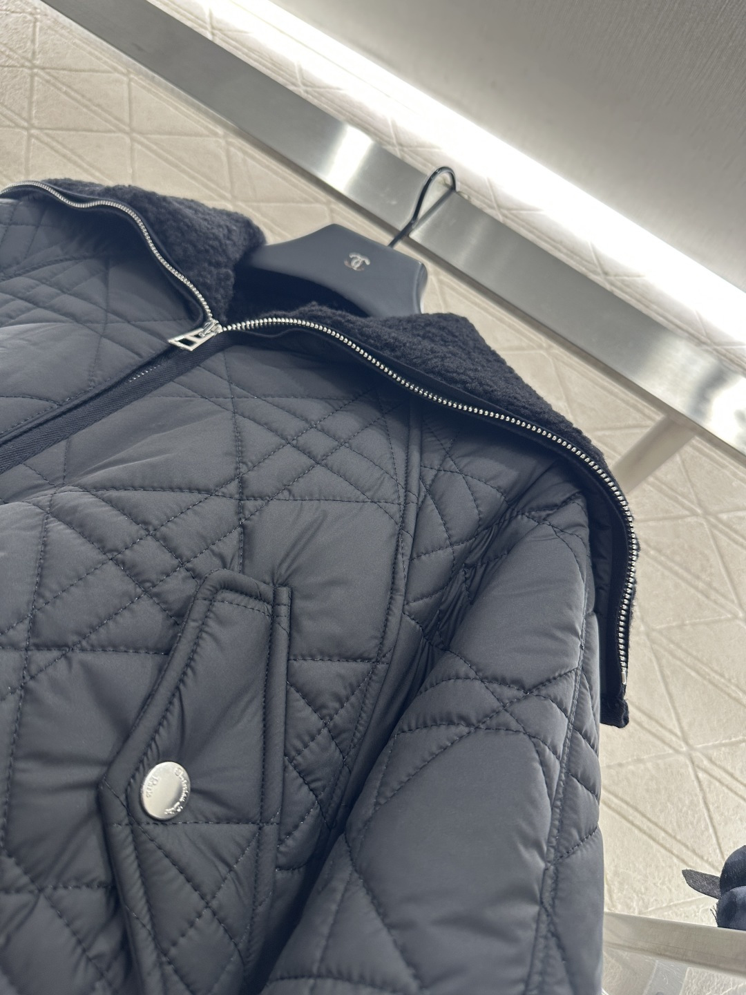 ♥Dio*♥2025新品上架
  羊羔毛内里菱格外套
定制YB防风防水尼龙➕羊羔毛材质 质感舒适 保暖时