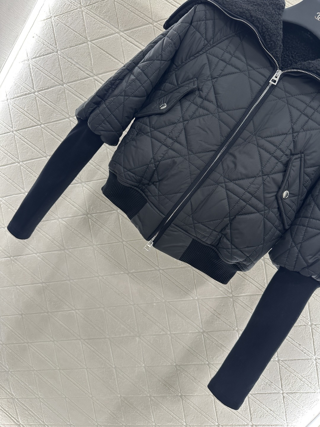 ♥Dio*♥2025新品上架
  羊羔毛内里菱格外套
定制YB防风防水尼龙➕羊羔毛材质 质感舒适 保暖时