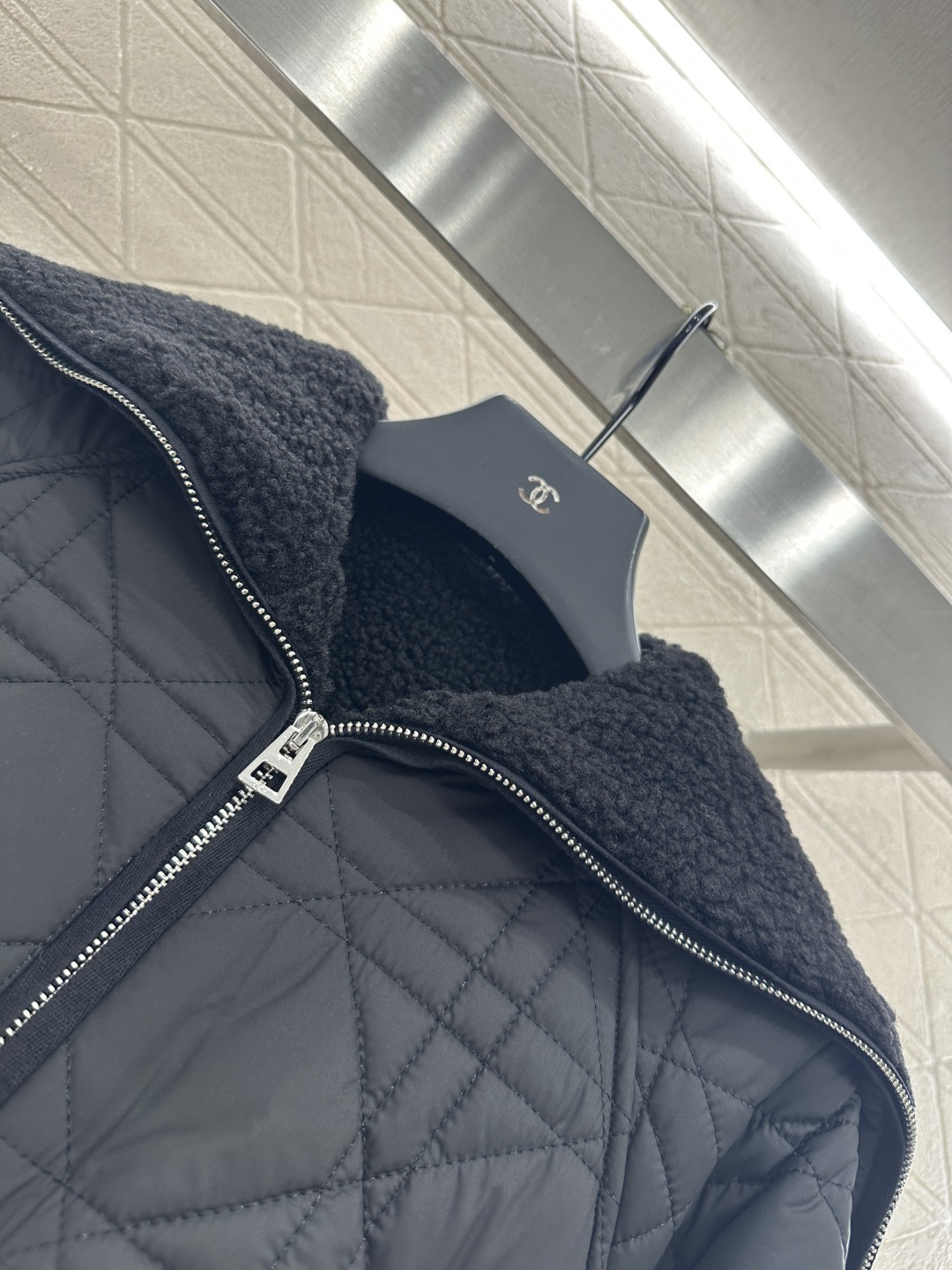 ♥Dio*♥2025新品上架
  羊羔毛内里菱格外套
定制YB防风防水尼龙➕羊羔毛材质 质感舒适 保暖时