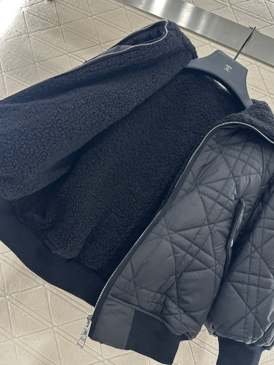 ♥Dio*♥2025新品上架
  羊羔毛内里菱格外套
定制YB防风防水尼龙➕羊羔毛材质 质感舒适 保暖时