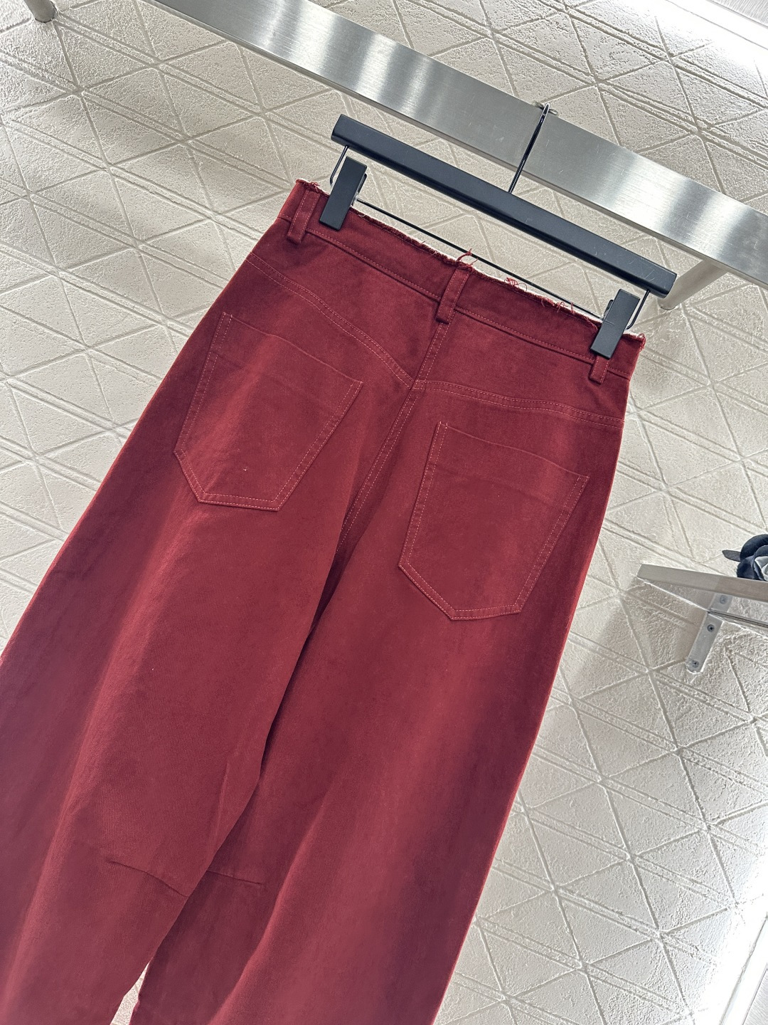 ♥Miumi*♥2025新品上架
       毛边高腰弯刀长裤
定制YB斜纹棉材质 酵素水洗 质感恰到