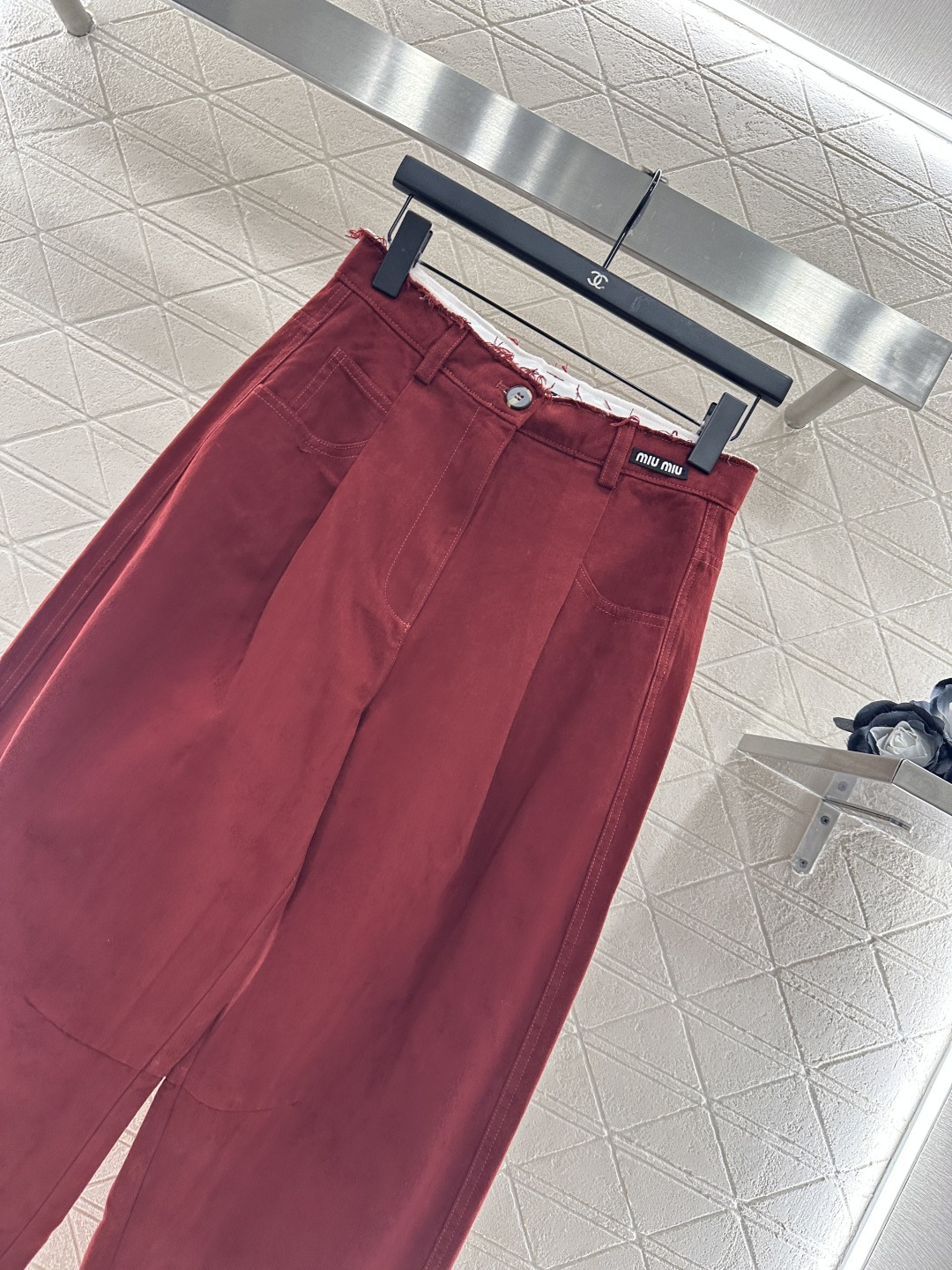 ♥Miumi*♥2025新品上架
       毛边高腰弯刀长裤
定制YB斜纹棉材质 酵素水洗 质感恰到