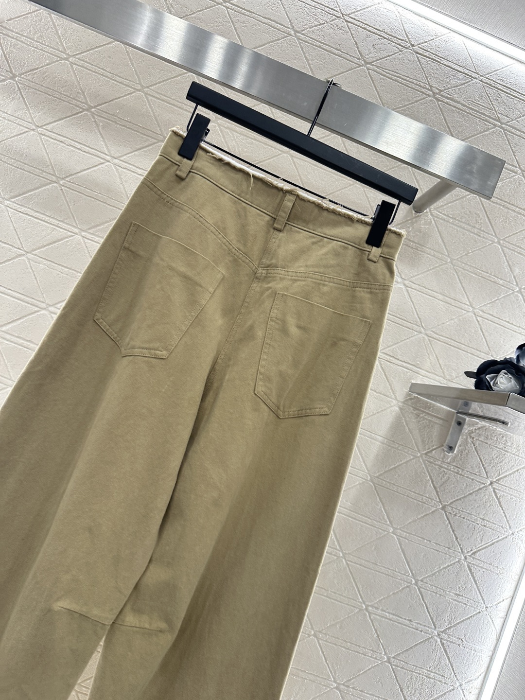 ♥Miumi*♥2025新品上架
       毛边高腰弯刀长裤
定制YB斜纹棉材质 酵素水洗 质感恰到