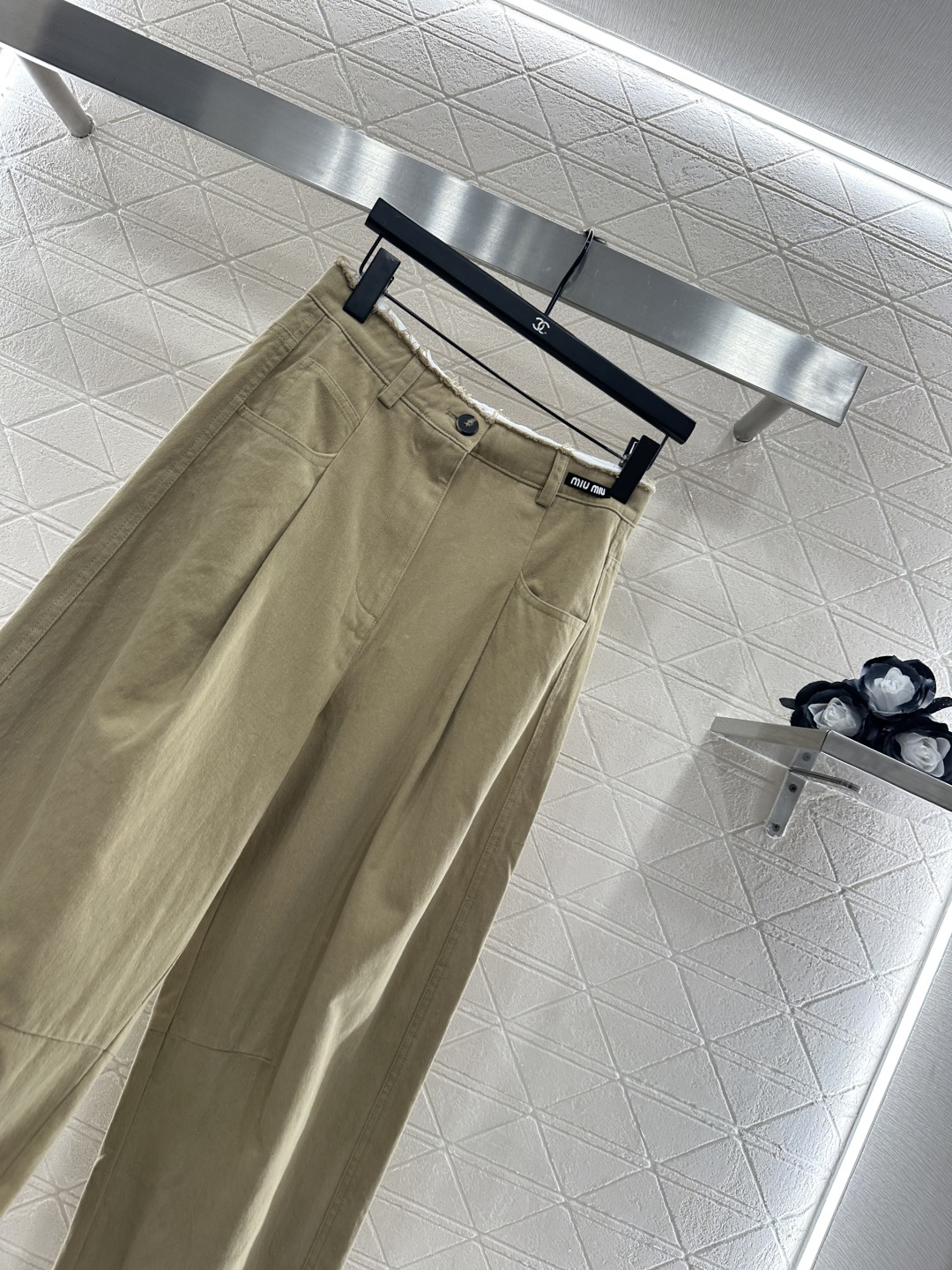 ♥Miumi*♥2025新品上架
       毛边高腰弯刀长裤
定制YB斜纹棉材质 酵素水洗 质感恰到