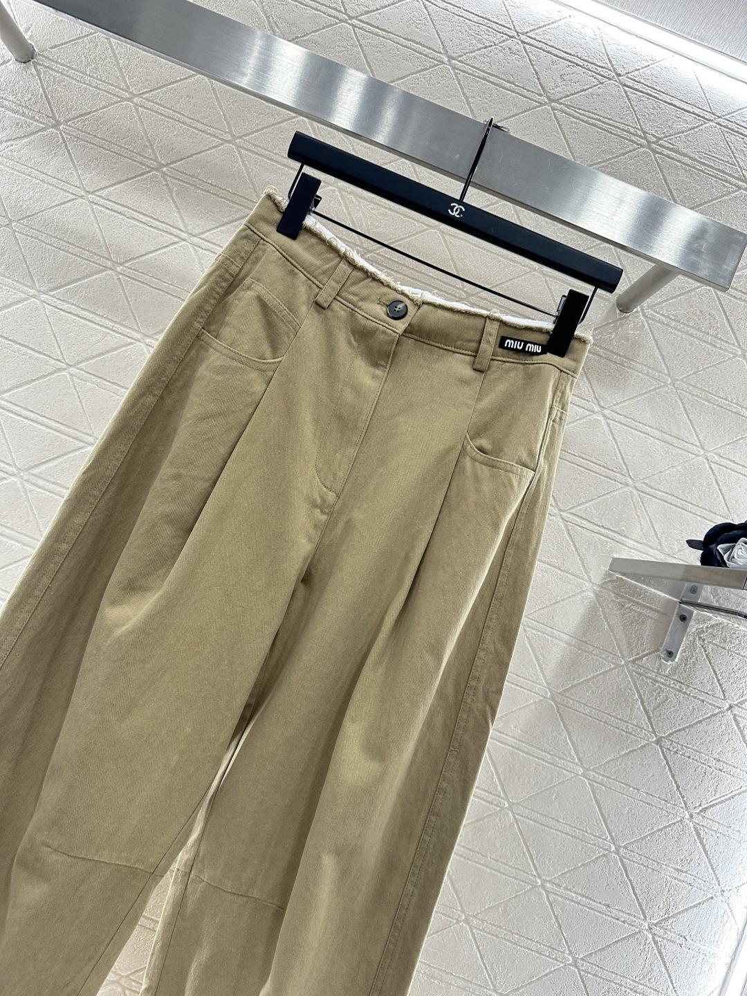 ♥Miumi*♥2025新品上架
       毛边高腰弯刀长裤
定制YB斜纹棉材质 酵素水洗 质感恰到