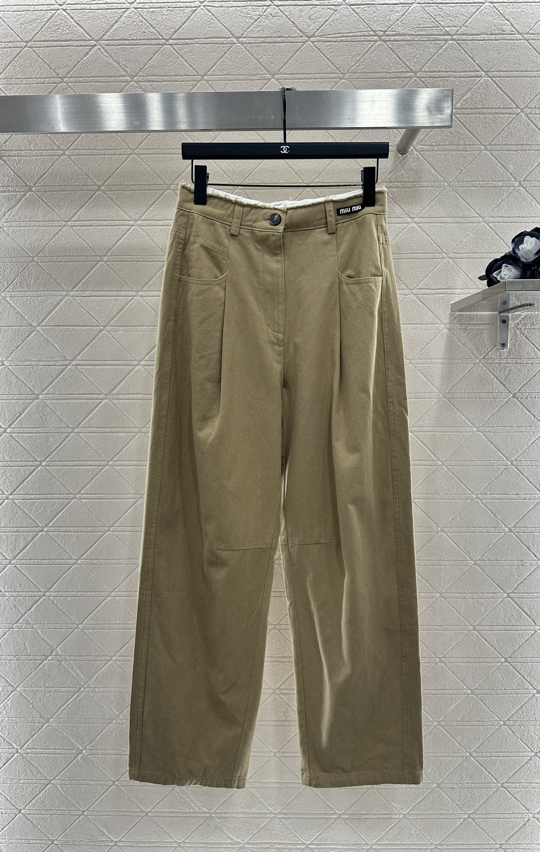 ♥Miumi*♥2025新品上架
       毛边高腰弯刀长裤
定制YB斜纹棉材质 酵素水洗 质感恰到