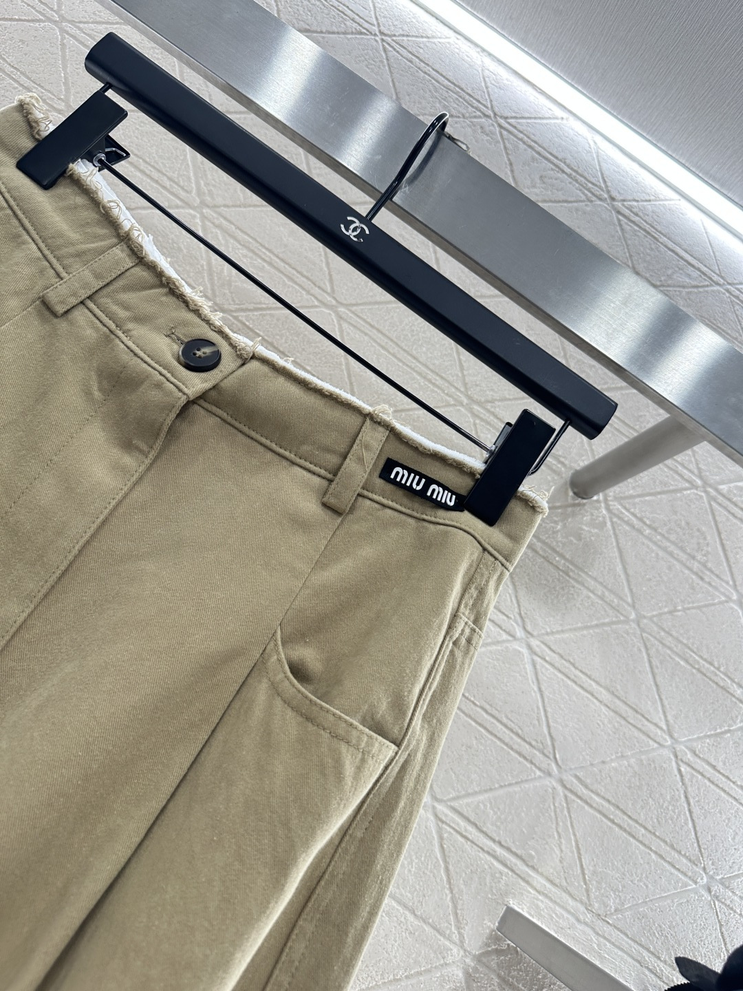 ♥Miumi*♥2025新品上架
       毛边高腰弯刀长裤
定制YB斜纹棉材质 酵素水洗 质感恰到