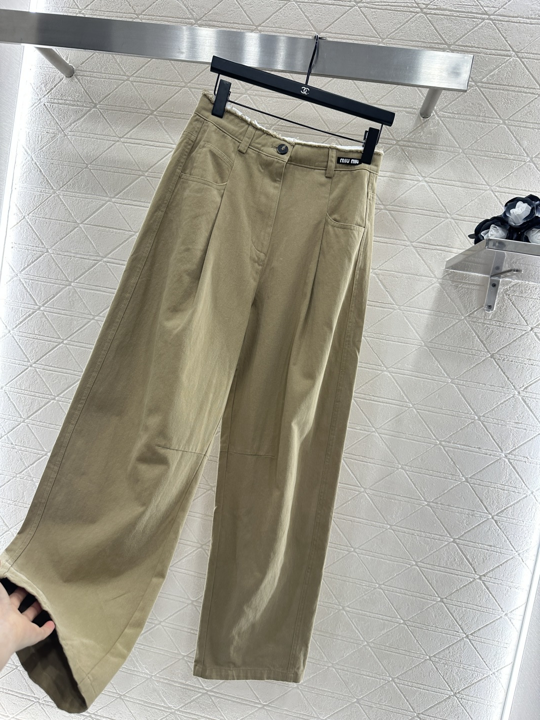 ♥Miumi*♥2025新品上架
       毛边高腰弯刀长裤
定制YB斜纹棉材质 酵素水洗 质感恰到