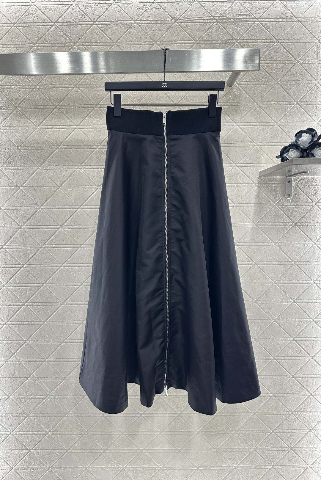 ♥Prad*♥2025新品上架
  工装夹克外套半裙套装
定制YB进口环保再生尼龙材质 质感光泽 挺括有