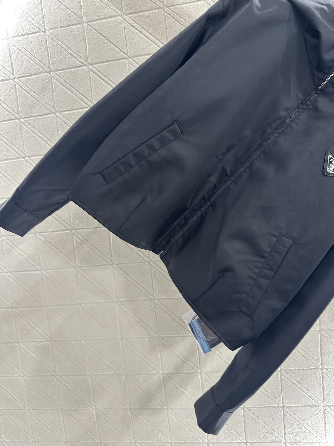 ♥Prad*♥2025新品上架
  工装夹克外套半裙套装
定制YB进口环保再生尼龙材质 质感光泽 挺括有