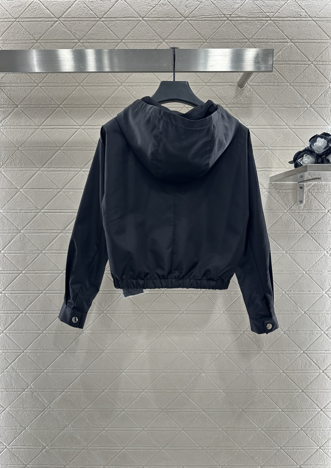 ♥Prad*♥2025新品上架
  工装夹克外套半裙套装
定制YB进口环保再生尼龙材质 质感光泽 挺括有