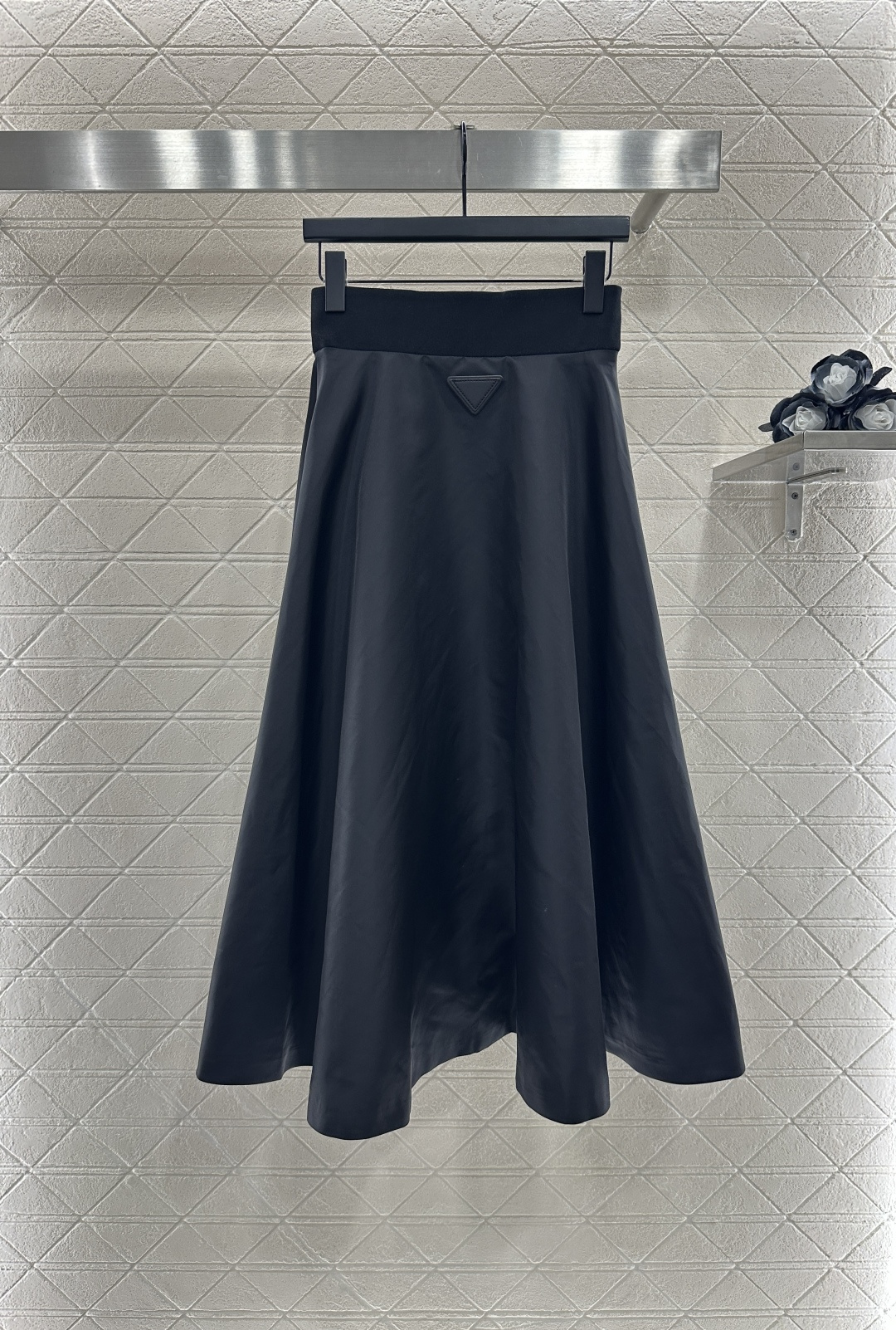 ♥Prad*♥2025新品上架
  工装夹克外套半裙套装
定制YB进口环保再生尼龙材质 质感光泽 挺括有