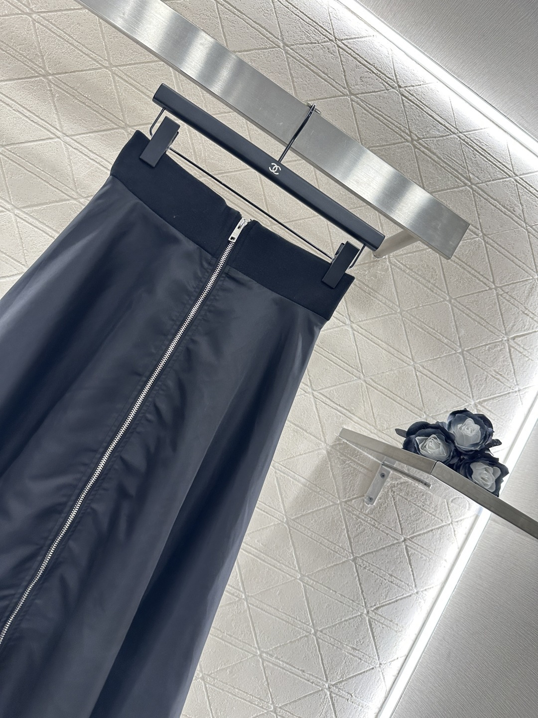 ♥Prad*♥2025新品上架
  工装夹克外套半裙套装
定制YB进口环保再生尼龙材质 质感光泽 挺括有