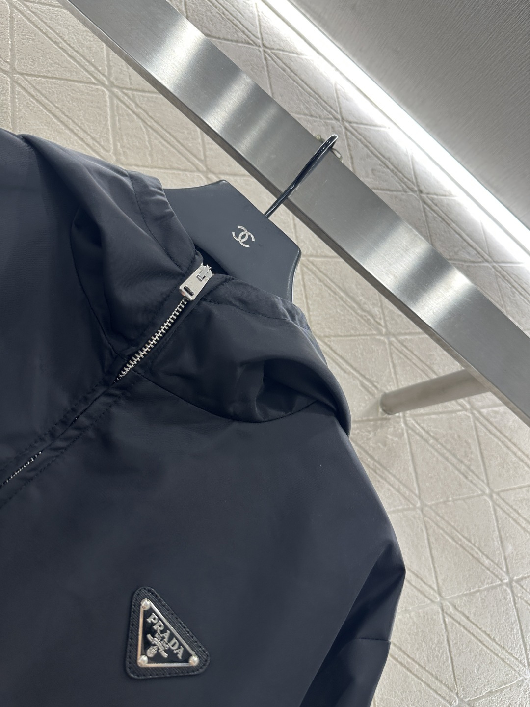 ♥Prad*♥2025新品上架
  工装夹克外套半裙套装
定制YB进口环保再生尼龙材质 质感光泽 挺括有