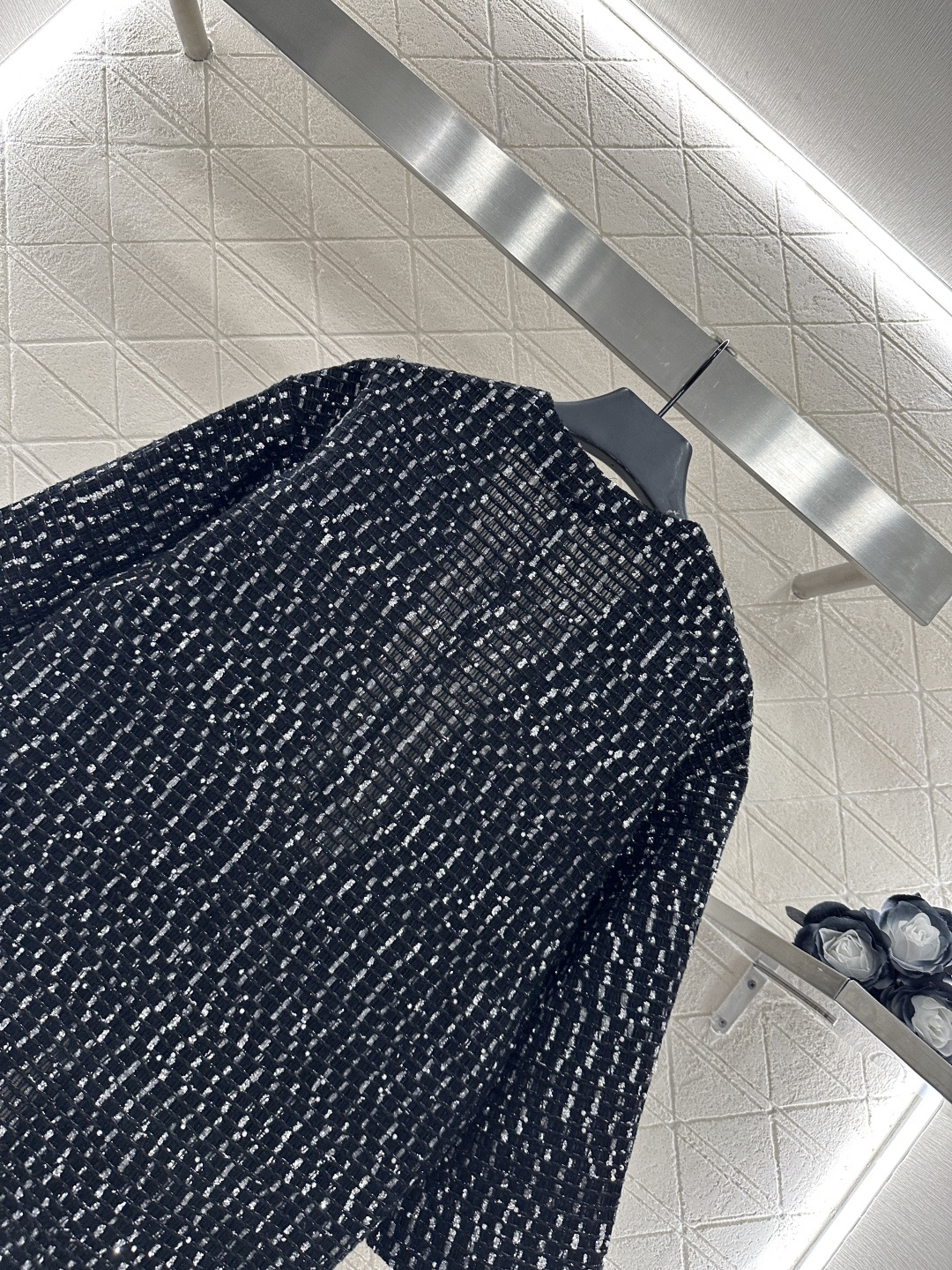 ♥Chane*♥2025新品上架
     珠片格纹开襟外套
定制YB棉毛材质 质感高级 穿搭松弛 落肩