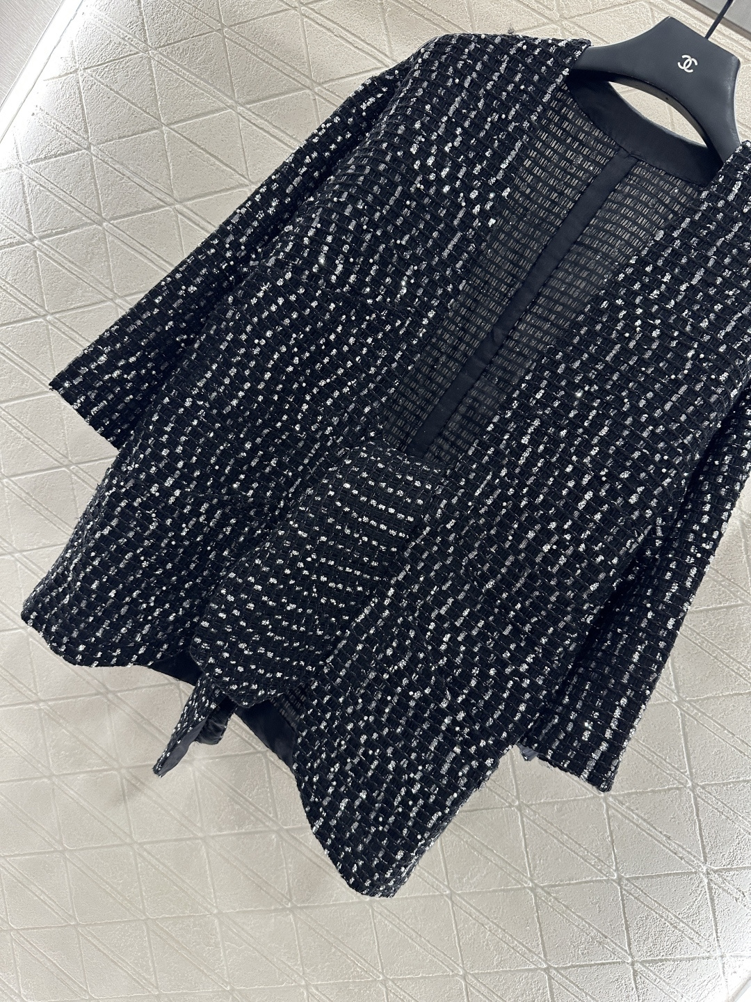 ♥Chane*♥2025新品上架
     珠片格纹开襟外套
定制YB棉毛材质 质感高级 穿搭松弛 落肩