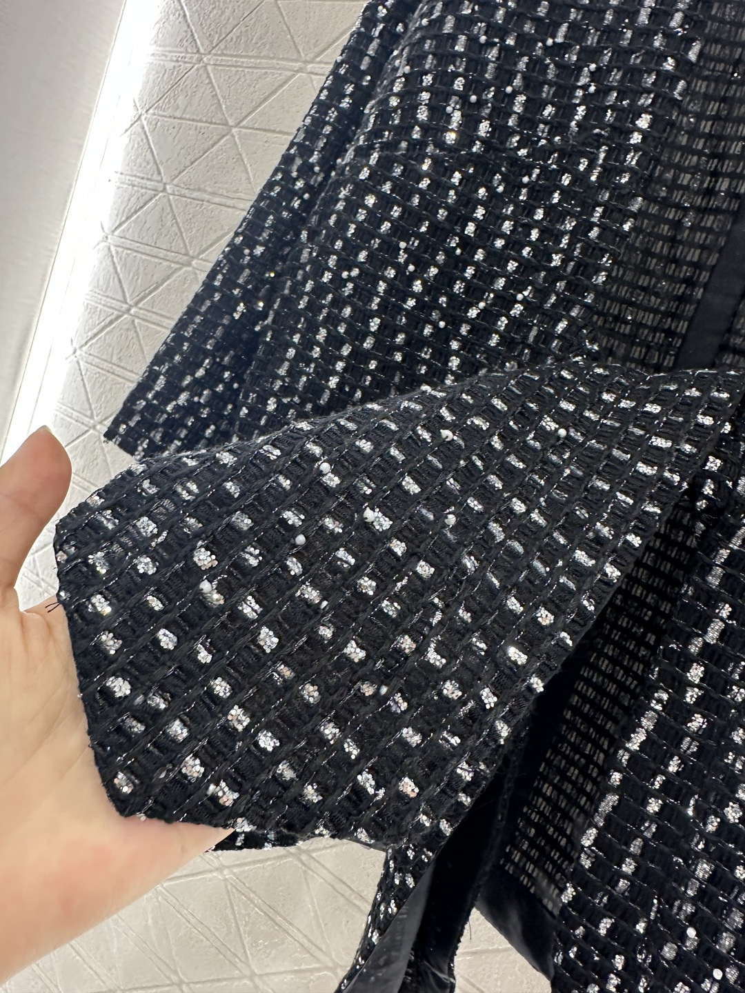 ♥Chane*♥2025新品上架
     珠片格纹开襟外套
定制YB棉毛材质 质感高级 穿搭松弛 落肩