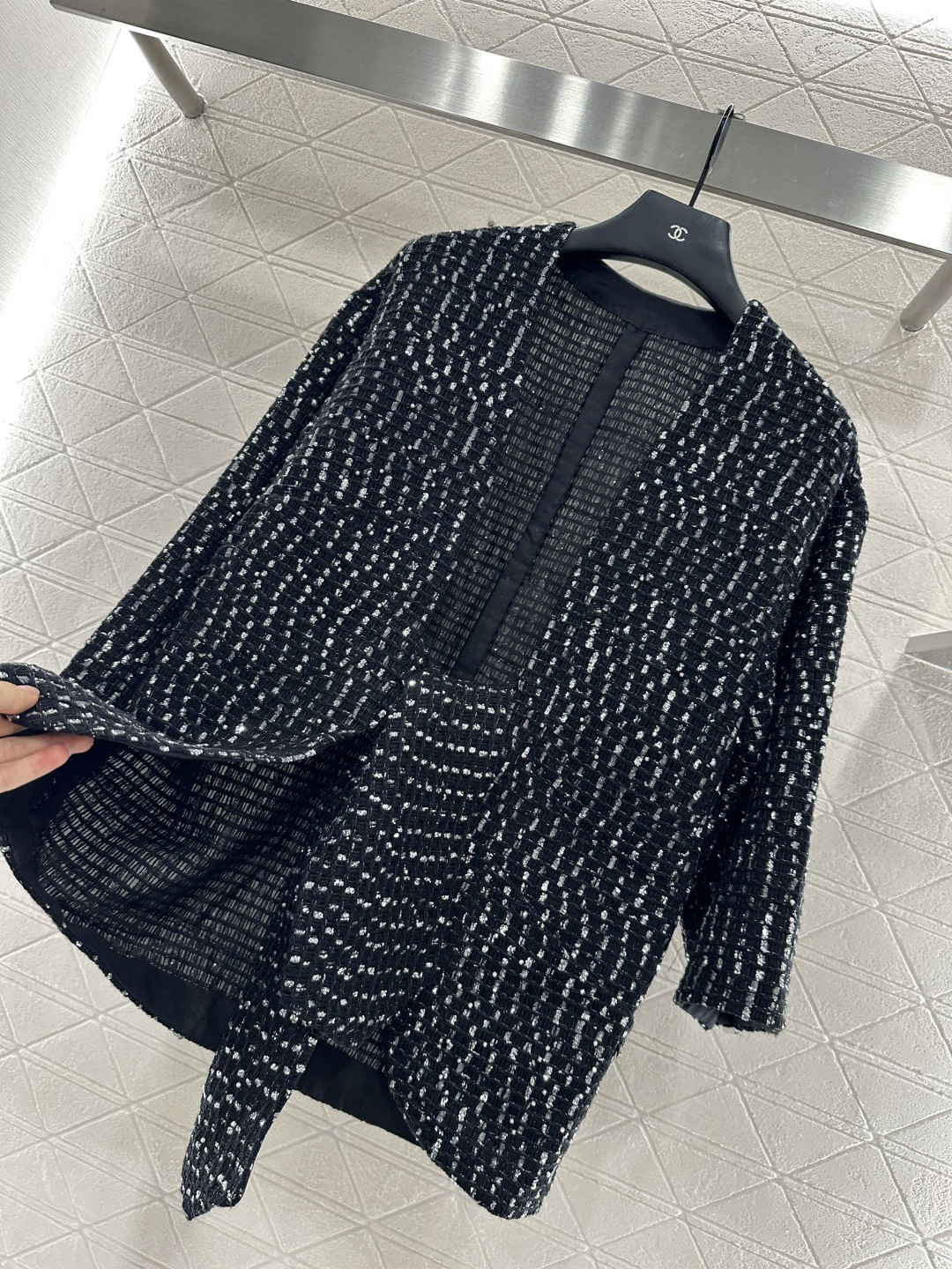 ♥Chane*♥2025新品上架
     珠片格纹开襟外套
定制YB棉毛材质 质感高级 穿搭松弛 落肩