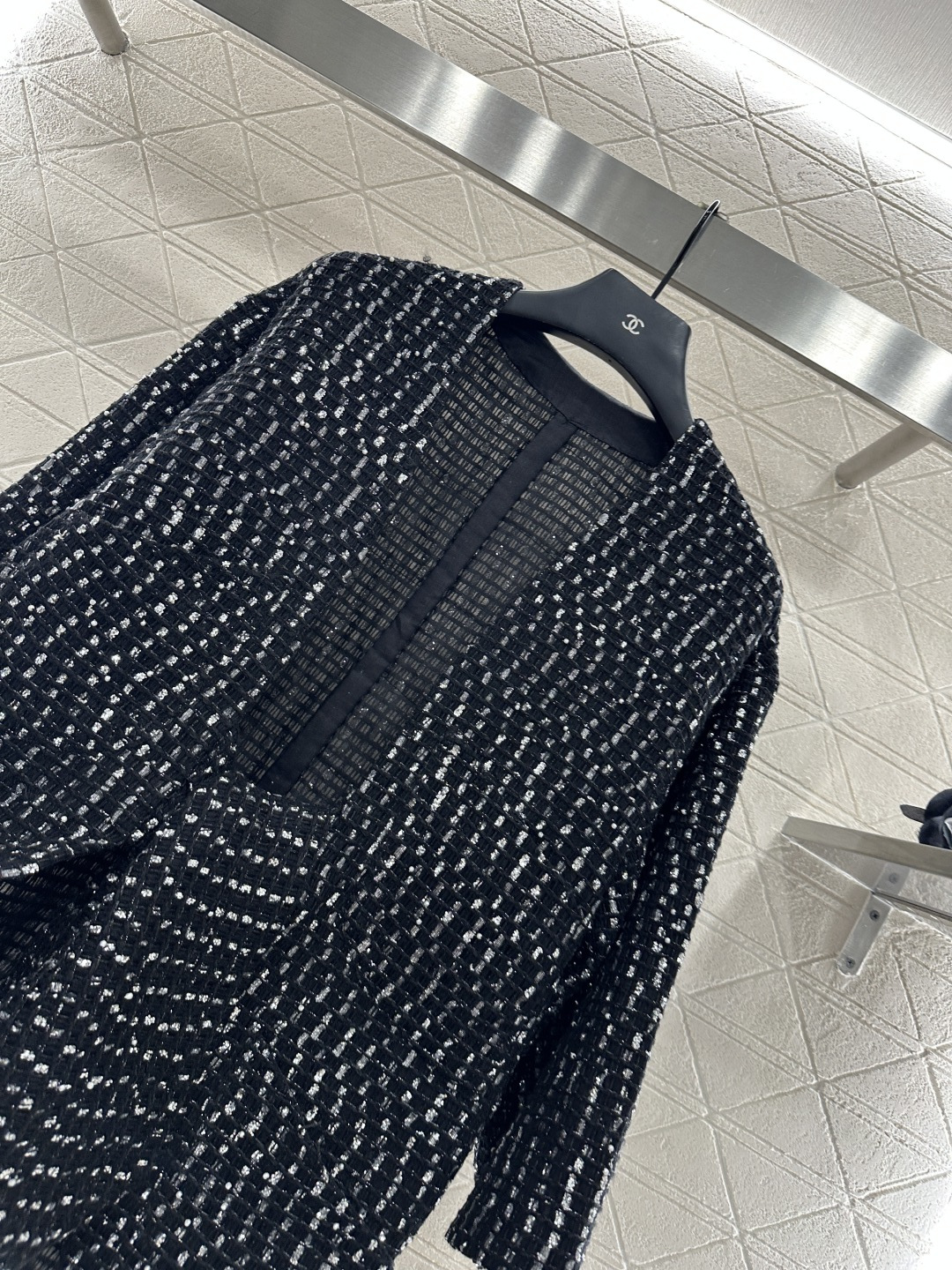 ♥Chane*♥2025新品上架
     珠片格纹开襟外套
定制YB棉毛材质 质感高级 穿搭松弛 落肩