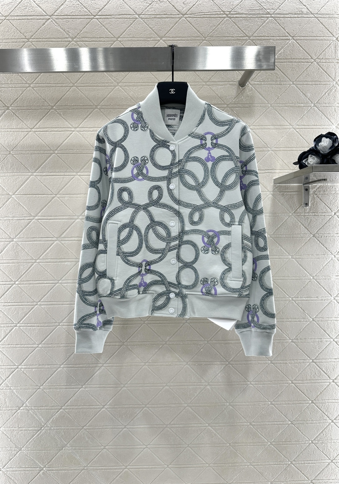 ♥Herme*♥2025新品上架
     绳结印花休闲夹克
定制YB斜纹全棉材质 质感高级 品相十足 