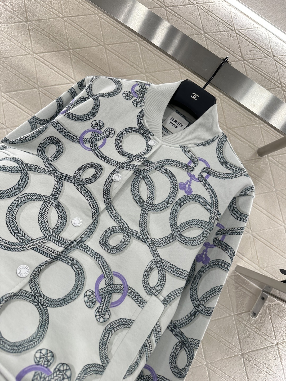 ♥Herme*♥2025新品上架
     绳结印花休闲夹克
定制YB斜纹全棉材质 质感高级 品相十足 