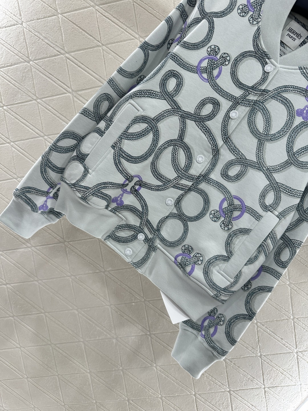 ♥Herme*♥2025新品上架
     绳结印花休闲夹克
定制YB斜纹全棉材质 质感高级 品相十足 