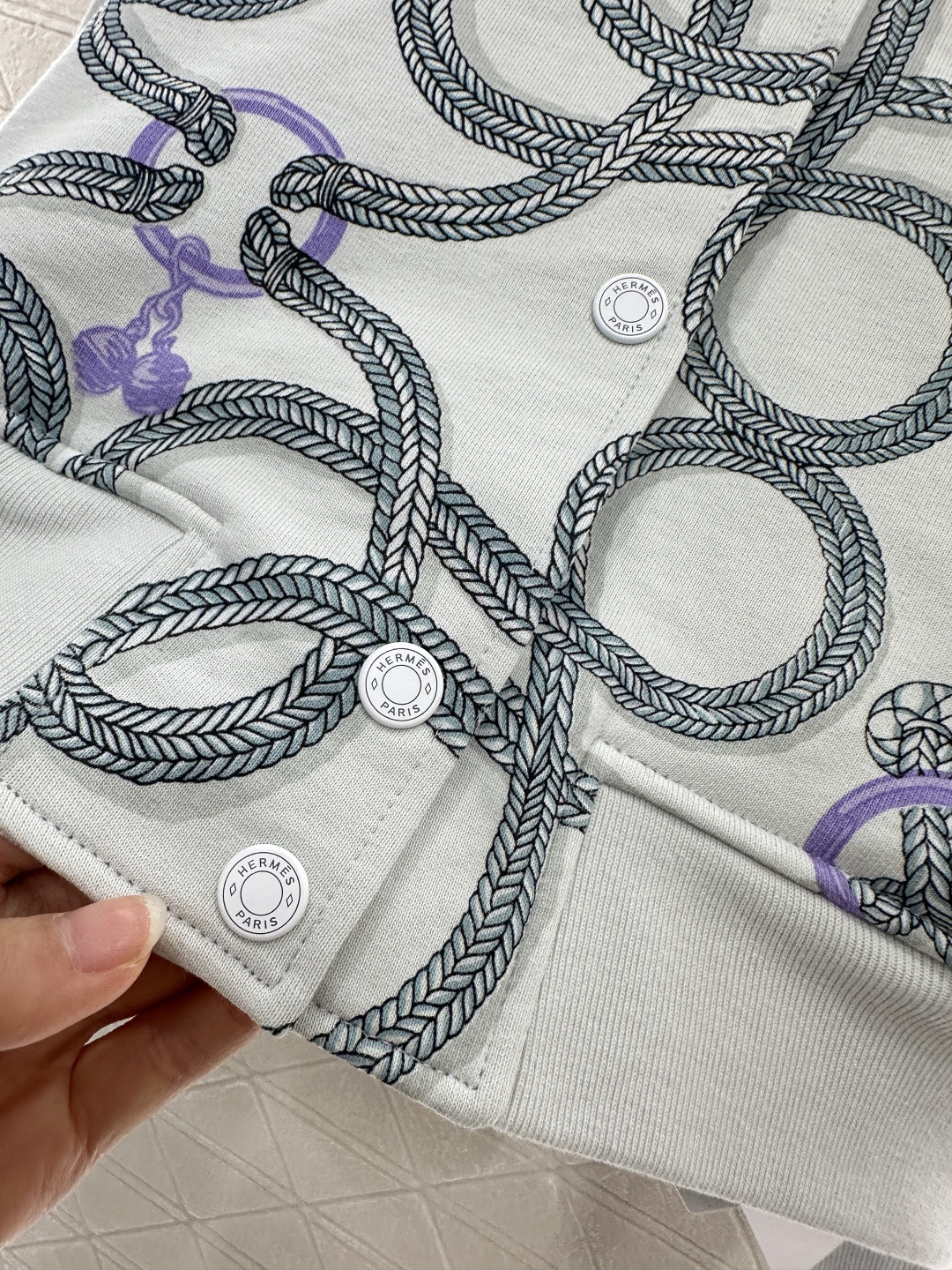 ♥Herme*♥2025新品上架
     绳结印花休闲夹克
定制YB斜纹全棉材质 质感高级 品相十足 