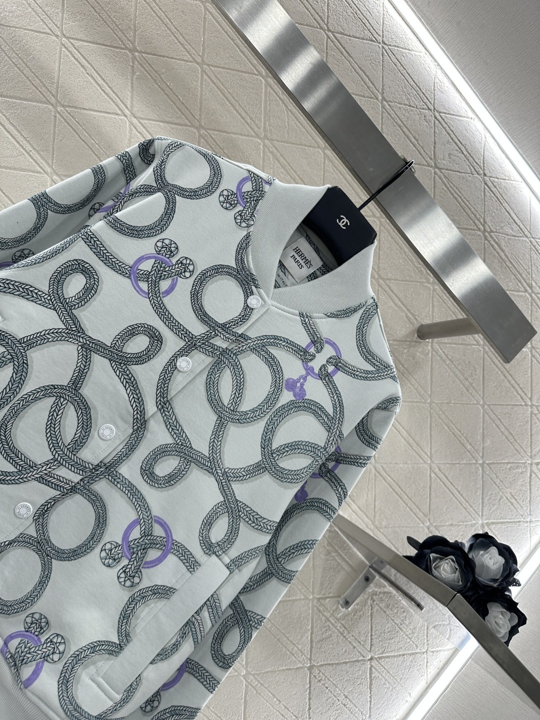 ♥Herme*♥2025新品上架
     绳结印花休闲夹克
定制YB斜纹全棉材质 质感高级 品相十足 