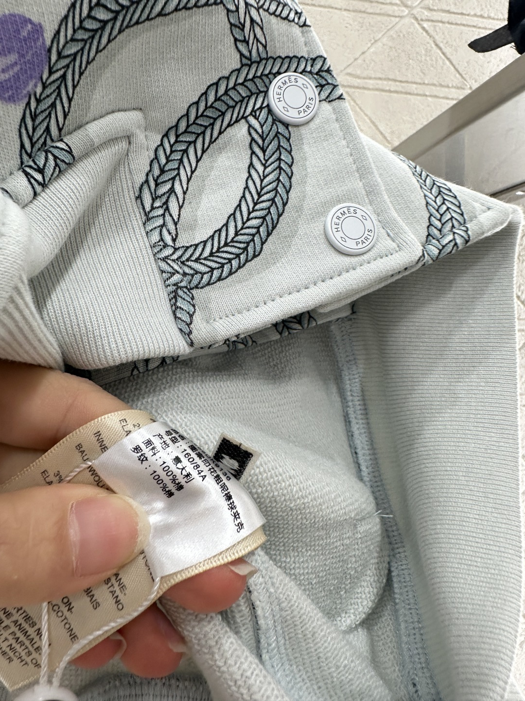 ♥Herme*♥2025新品上架
     绳结印花休闲夹克
定制YB斜纹全棉材质 质感高级 品相十足 