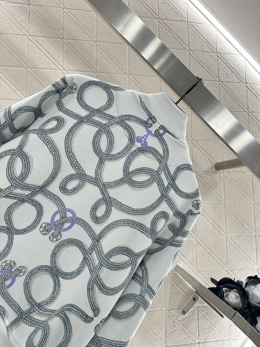 ♥Herme*♥2025新品上架
     绳结印花休闲夹克
定制YB斜纹全棉材质 质感高级 品相十足 