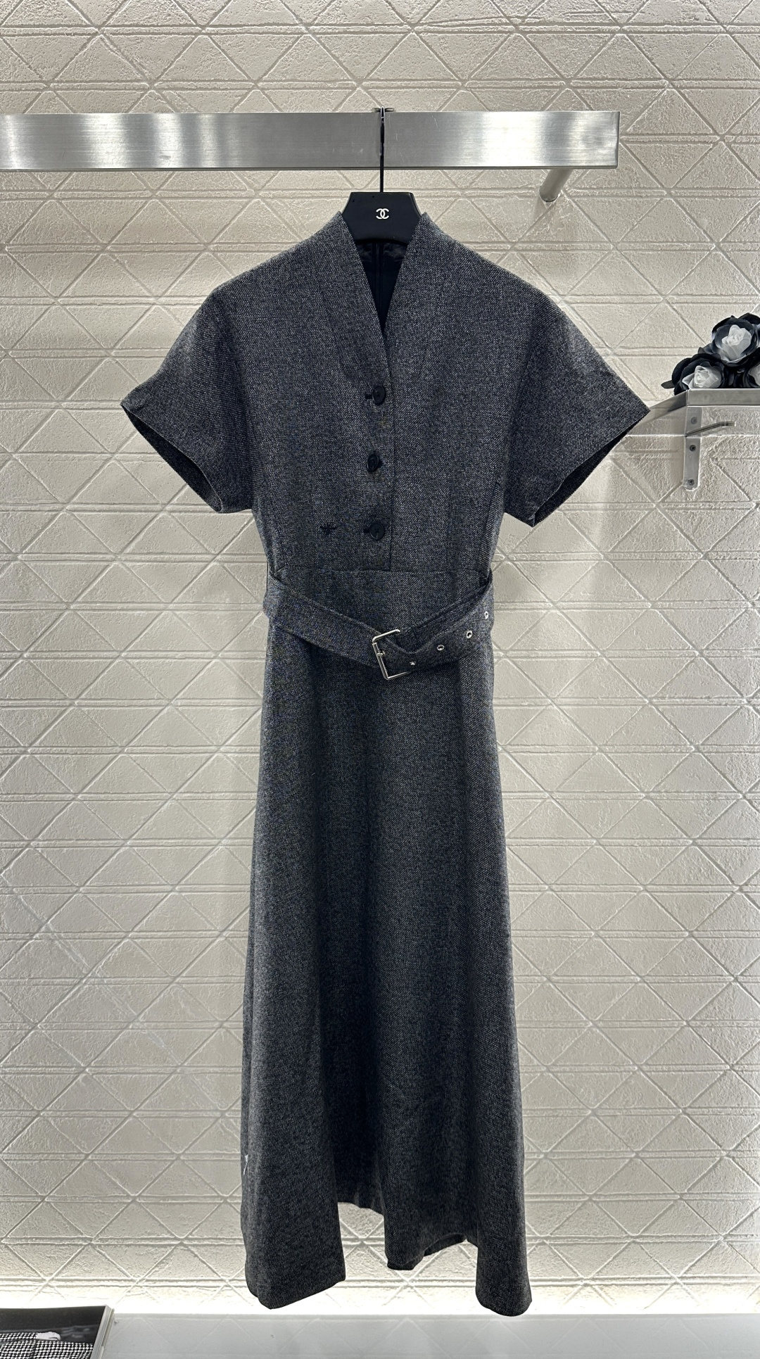 ♥Dio*♥2025新品上架
     腰带廓形连衣裙
定制YB精仿羊毛材质 质感细腻 垂感有型 腰带连