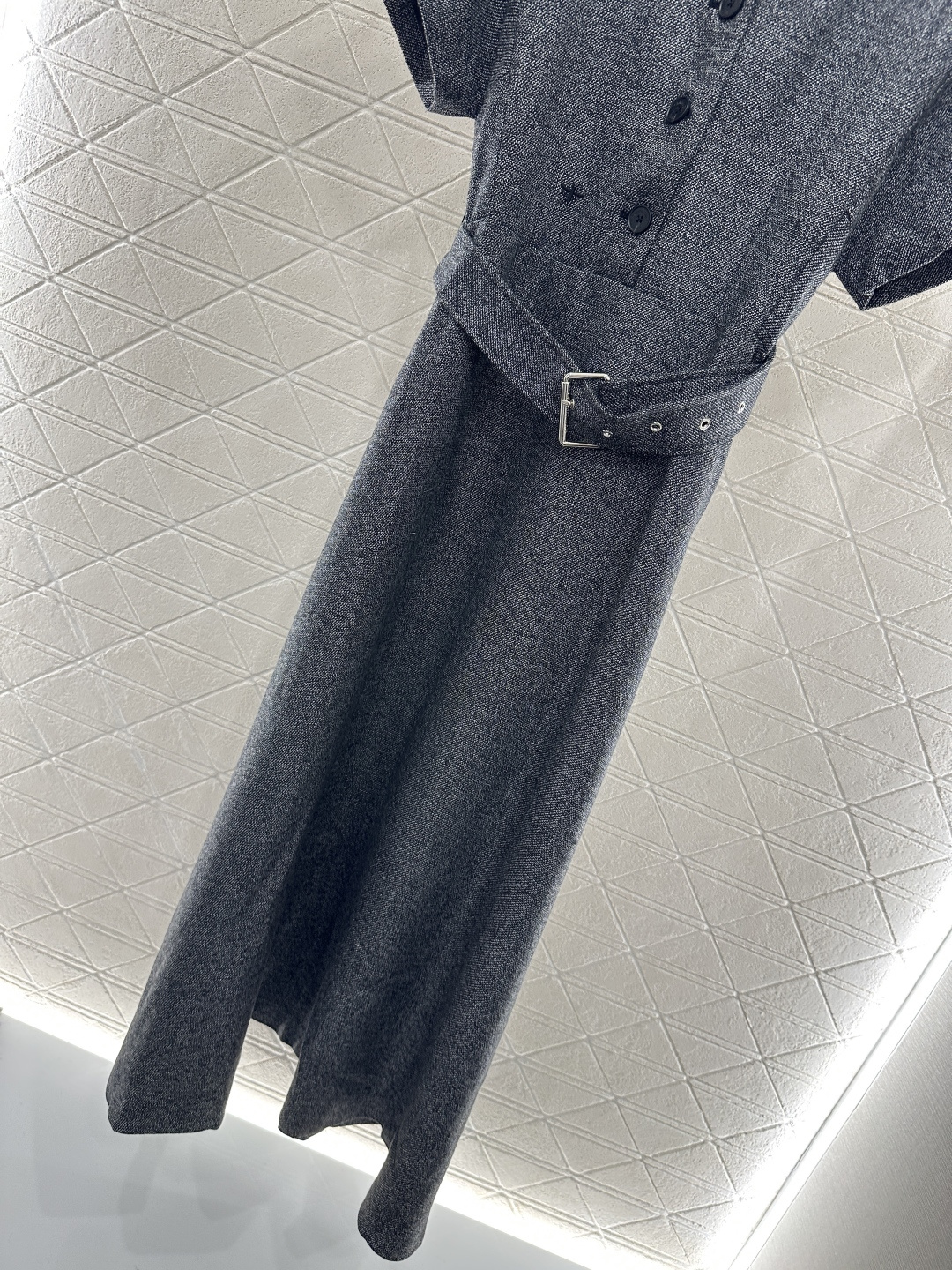 ♥Dio*♥2025新品上架
     腰带廓形连衣裙
定制YB精仿羊毛材质 质感细腻 垂感有型 腰带连