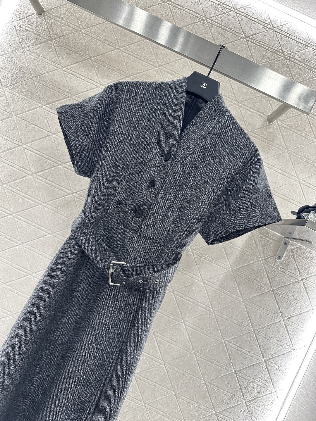 ♥Dio*♥2025新品上架
     腰带廓形连衣裙
定制YB精仿羊毛材质 质感细腻 垂感有型 腰带连