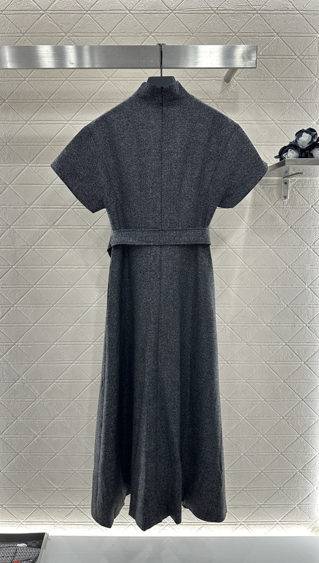 ♥Dio*♥2025新品上架
     腰带廓形连衣裙
定制YB精仿羊毛材质 质感细腻 垂感有型 腰带连