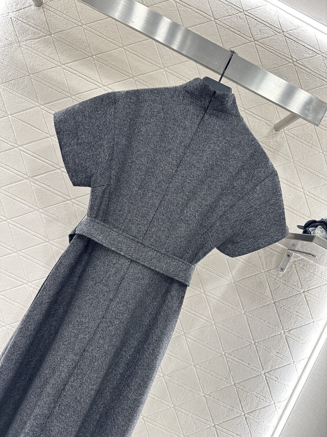 ♥Dio*♥2025新品上架
     腰带廓形连衣裙
定制YB精仿羊毛材质 质感细腻 垂感有型 腰带连