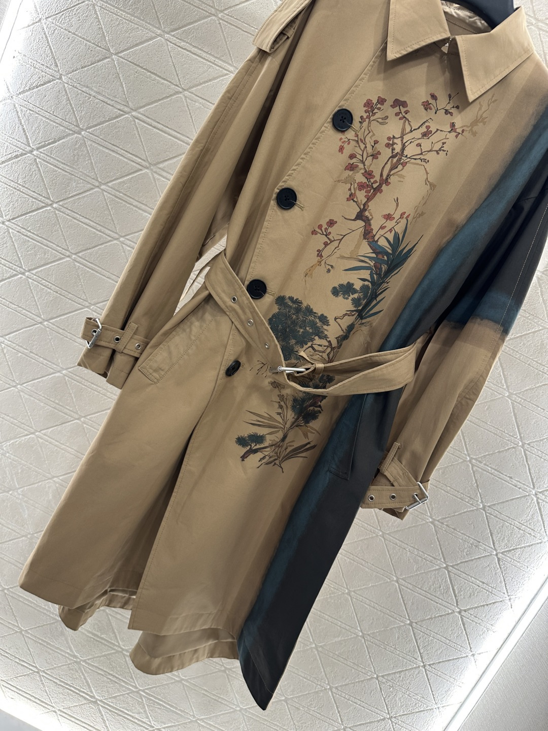 ♥Dio*♥2025新品上架
   新中式腰带风衣外套
定制YB进口全棉风衣材质 工艺处理 挺括有型 质