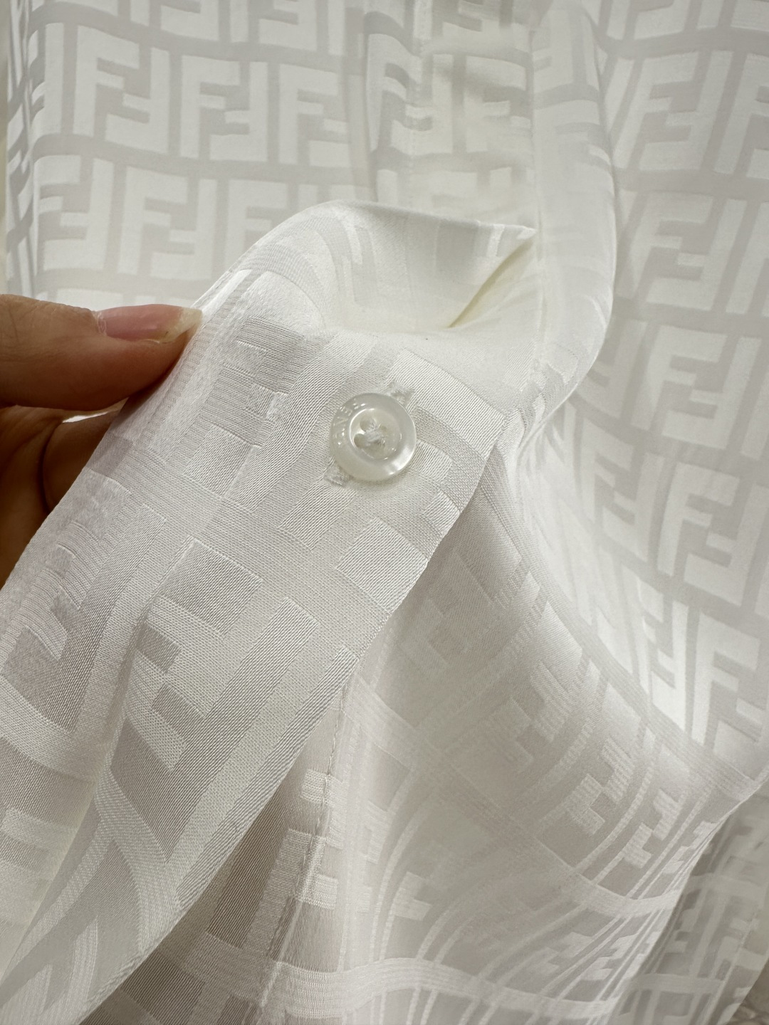 ♥Fend*♥2025新品上架
   提花衬衫半裙套装
定制YB进口提花材质 质感光泽 舒适透气 翻领衬