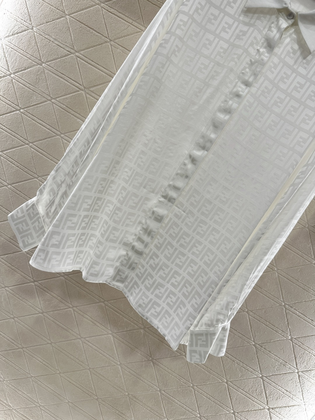 ♥Fend*♥2025新品上架
   提花衬衫半裙套装
定制YB进口提花材质 质感光泽 舒适透气 翻领衬