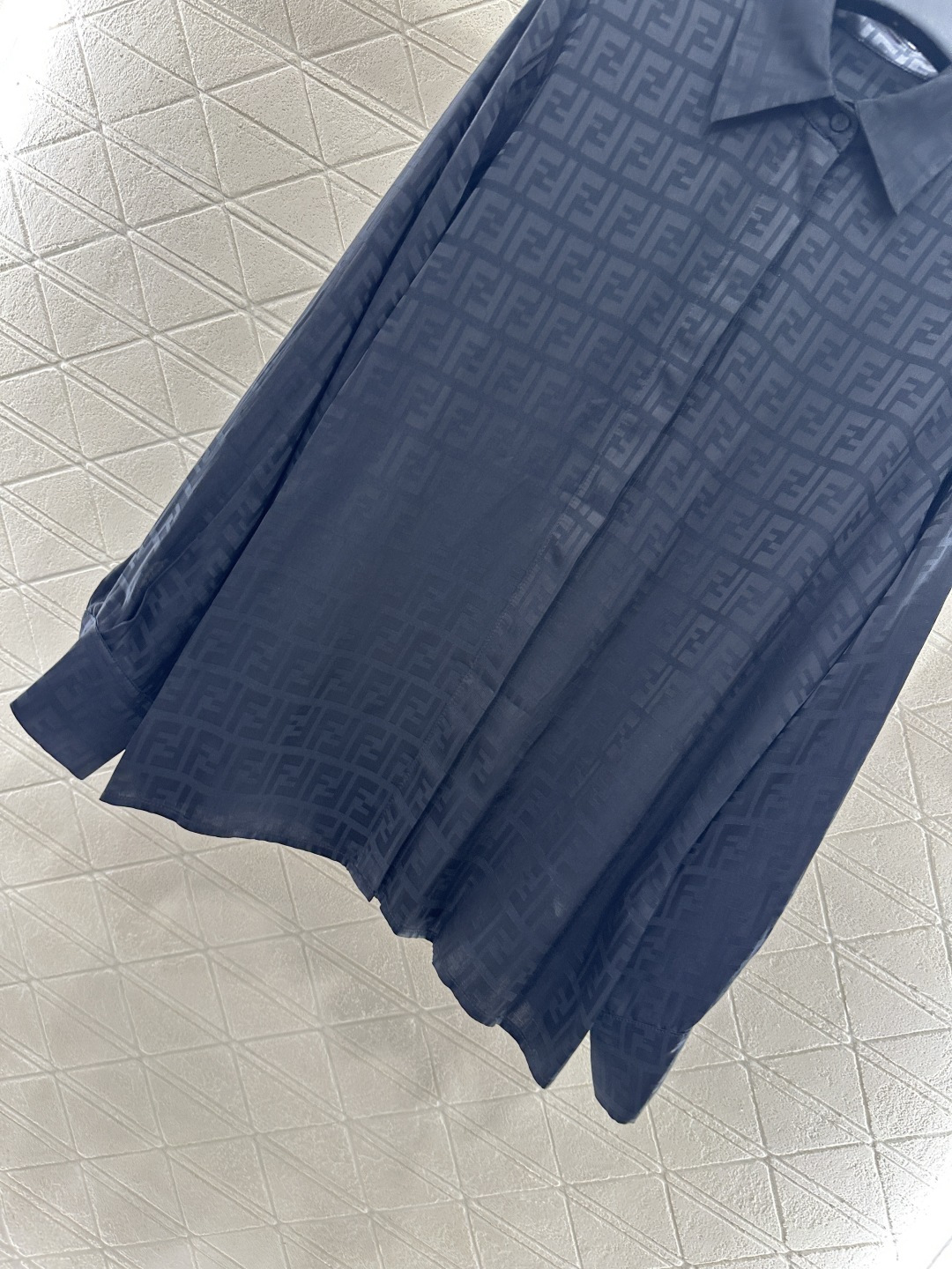 ♥Fend*♥2025新品上架
   提花衬衫半裙套装
定制YB进口提花材质 质感光泽 舒适透气 翻领衬