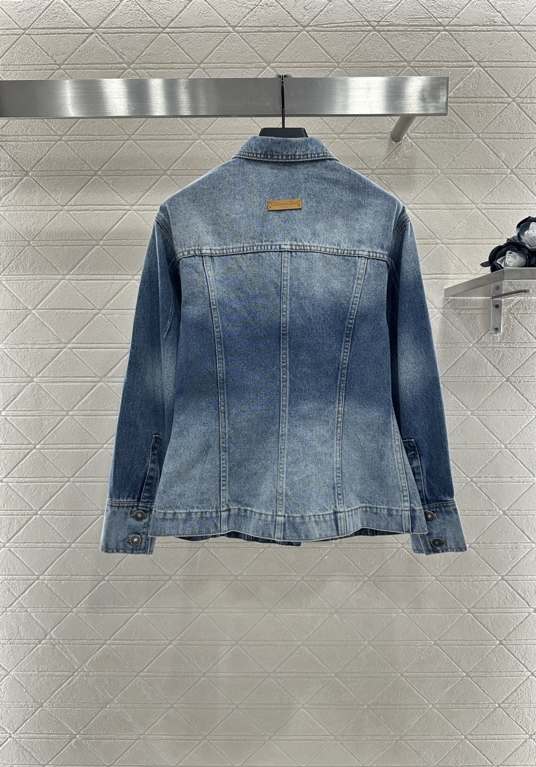 ♥Dio*♥2025新品上架
     廓形牛仔外套
定制YB斜纹棉牛仔材质 多重水洗 呈现出挺括质感 