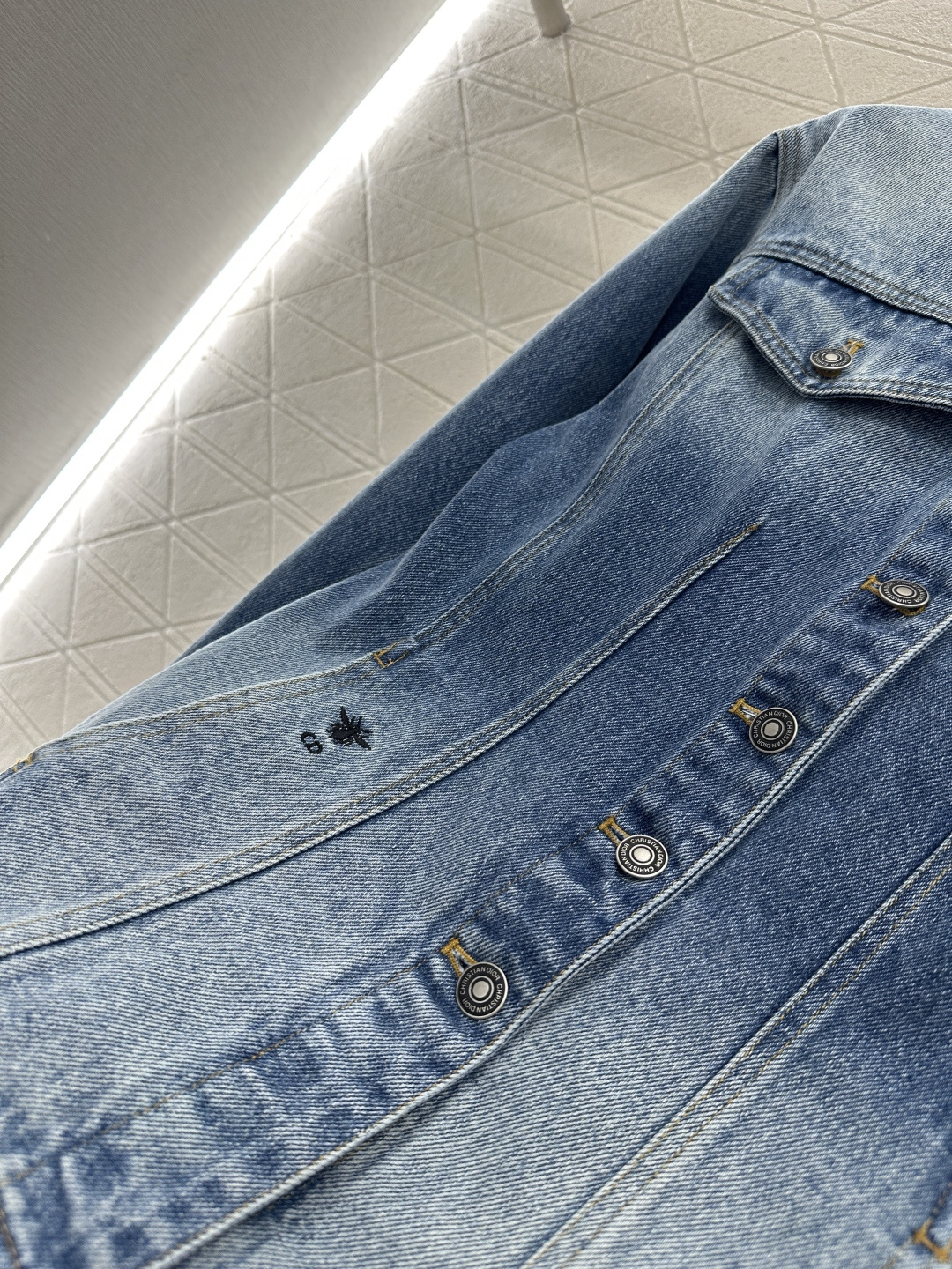 ♥Dio*♥2025新品上架
     廓形牛仔外套
定制YB斜纹棉牛仔材质 多重水洗 呈现出挺括质感 