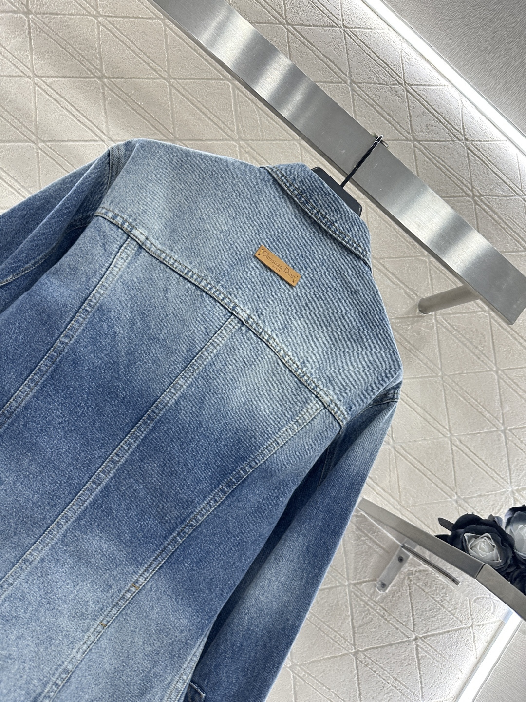 ♥Dio*♥2025新品上架
     廓形牛仔外套
定制YB斜纹棉牛仔材质 多重水洗 呈现出挺括质感 