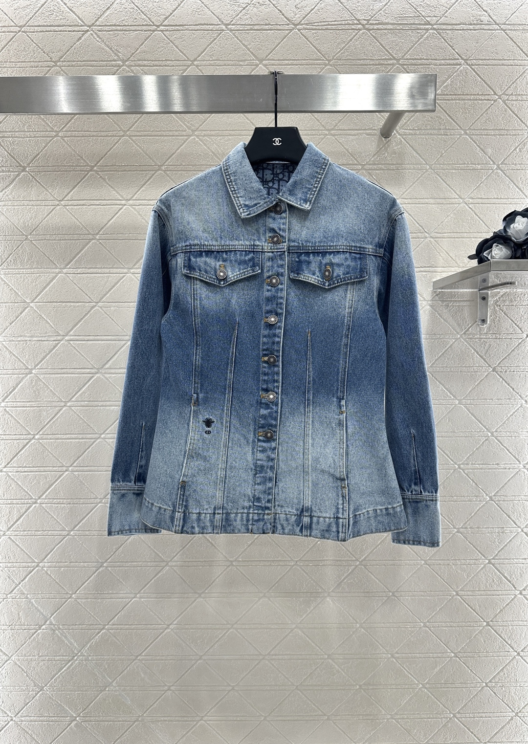 ♥Dio*♥2025新品上架
     廓形牛仔外套
定制YB斜纹棉牛仔材质 多重水洗 呈现出挺括质感 